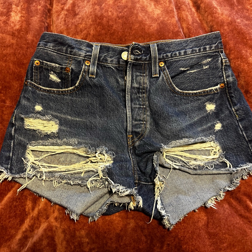 Cut off Levi shorts